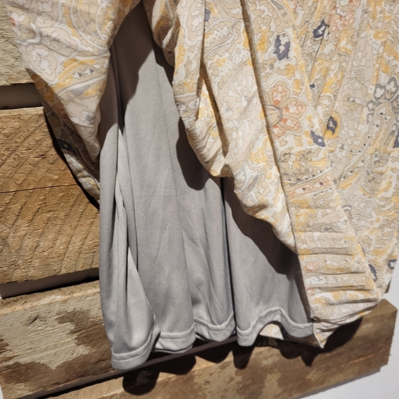 Elegant Cream and Gold Women's Dress - Picture 7 of 7